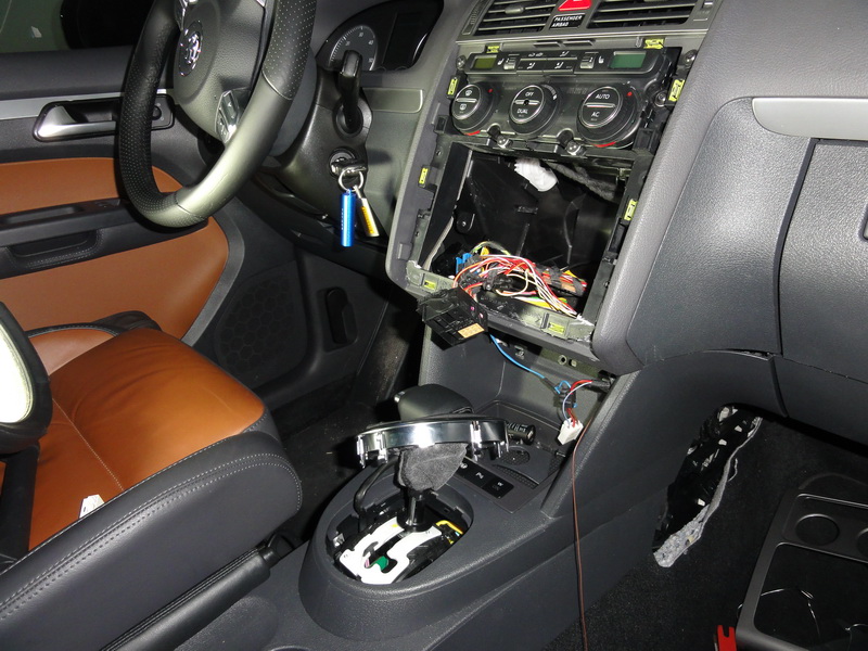 Demontage pour l'installation du boitier Video kufatec + la prise MDI IPOD GENUINE