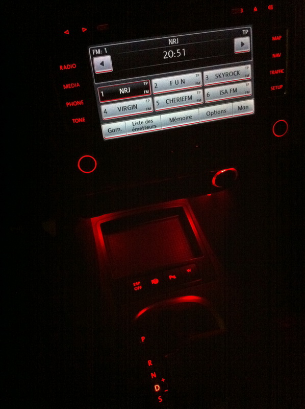 Installation de Led Rouge pour éclairage du vide poche le soir <br />Pratique car d'origine on voit rien