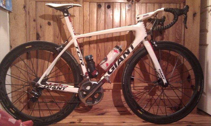 Giant TCR 2010.<br />Groupe Dura Ace 2010.<br />Mavic Cosmic SLR 2011.<br />Cintre FSA Plasma.