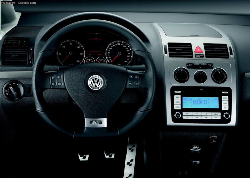 Volkswagen_Touran_R_Line_1.jpg