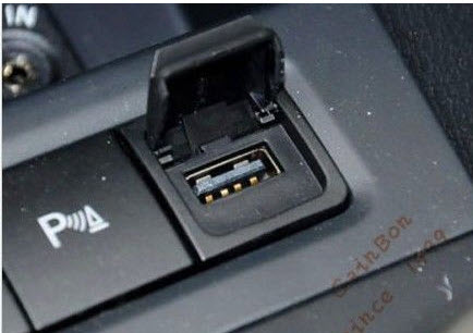 la prise USB, une fois posée, parmi les boutons devant le leviers de vitesse