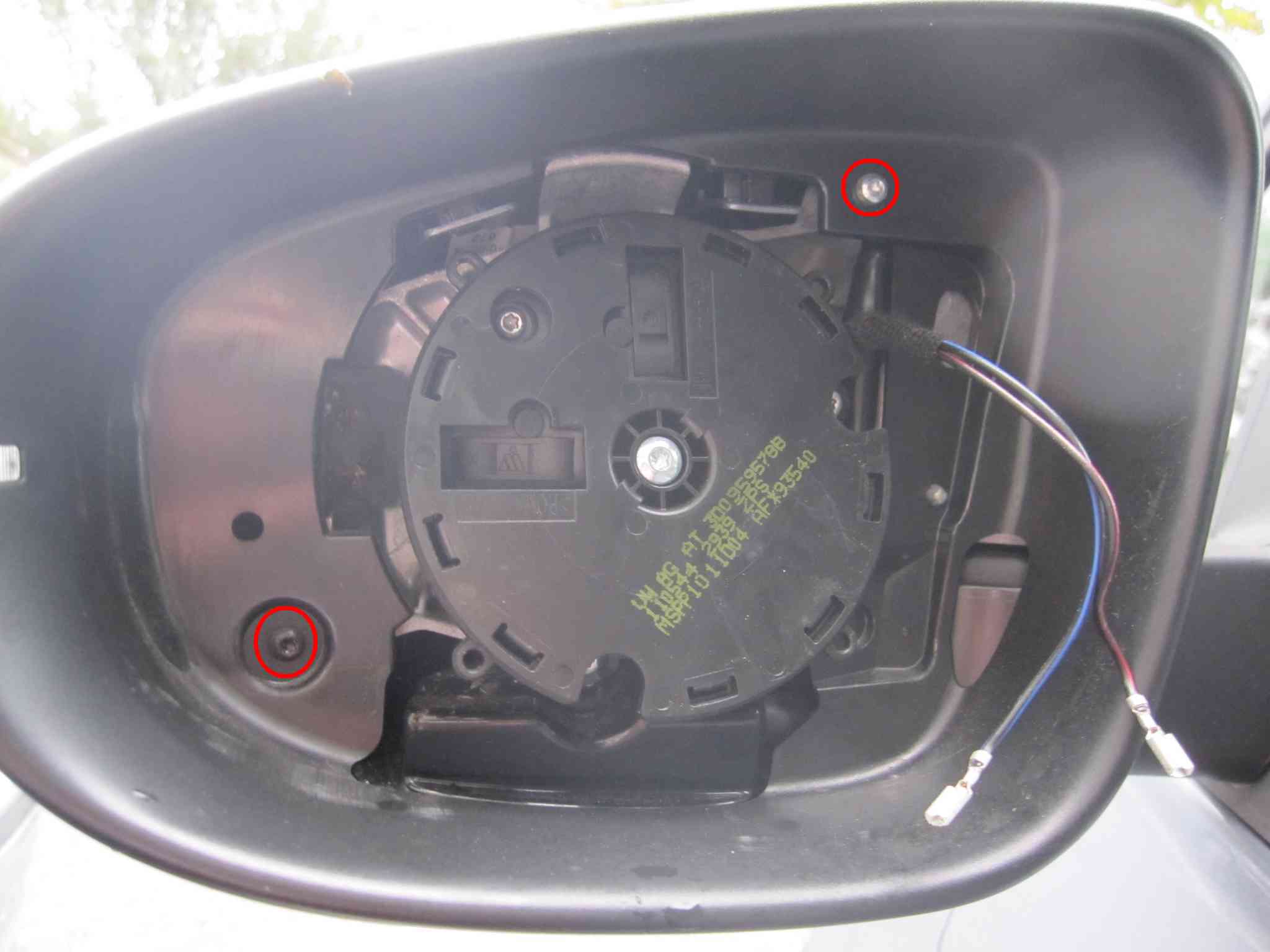 les deux vis torx à ôtées