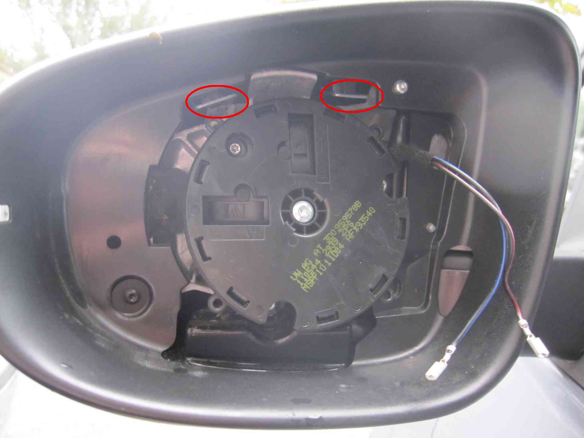 les 2 languettes à pousser