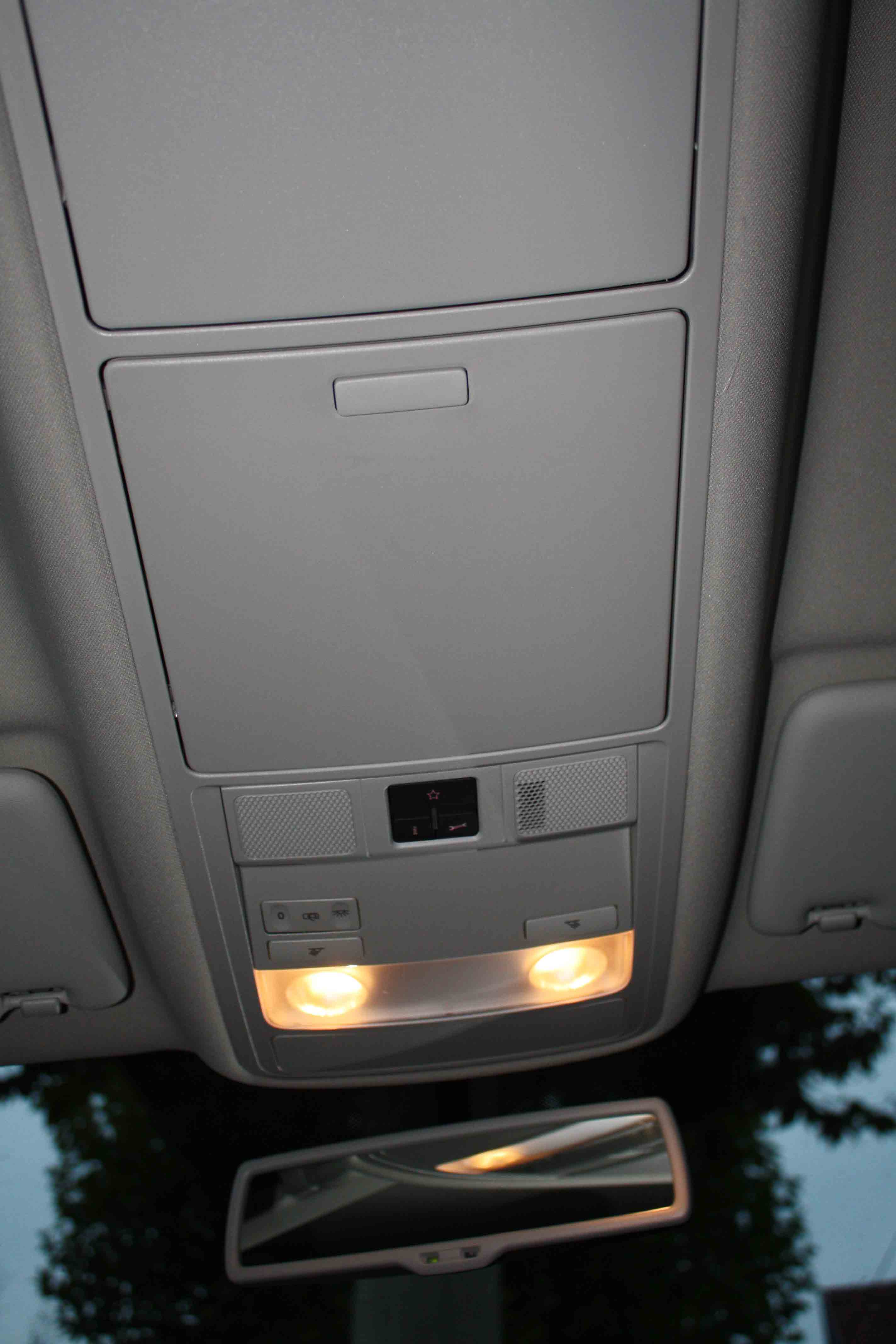 2 rangements au plafond, les lumières, le retro automatique et le module 3 touche au plafond.